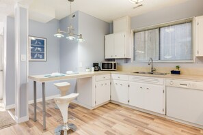 Apartment, 4 Bedrooms, Fireplace | Private kitchen | Fridge, microwave - 4 Bedroom Suite in Calgary (Calgary)