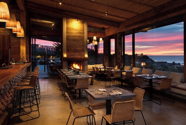 Breakfast, lunch, dinner served; international cuisine - Hotel Alaia (Pichilemu)