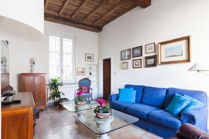 Alloggio Luxury su due livelli, 5 camere da letto, vista città | Soggiorno | TV 60 pollici con canali digitali, Netflix, lettore DVD