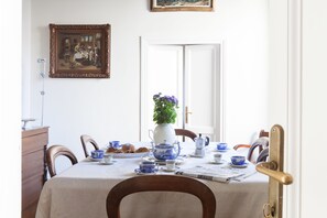 Alloggio Luxury su due livelli, 5 camere da letto, vista città | Pasti in camera