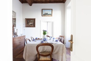 In-room dining - Habitat's Campo di Fiori Apartments (Rome)