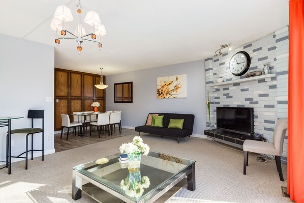 Flat-screen TV, fireplace - Superb 3BR mins to DT SAIT (Calgary)