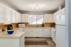 Fridge, microwave - Superb 3BR mins to DT SAIT (Calgary)