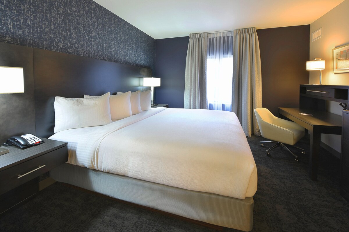 In-room safe, desk, iron/ironing board, WiFi (free)