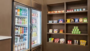 Expositor refrigerado com diversas bebidas e lanches.
