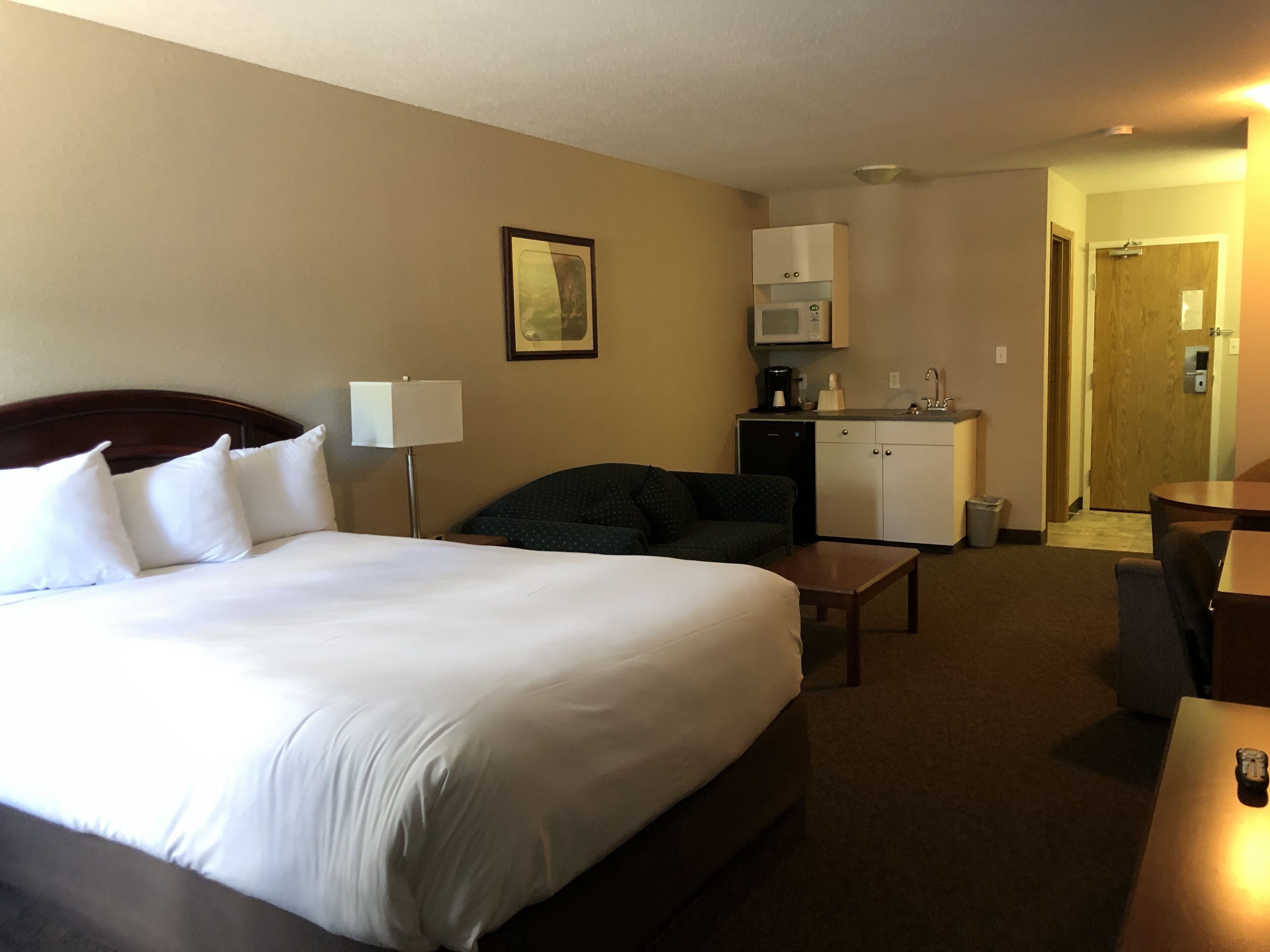 suite, 1 queen bed | premium bedding, desk, iron/ironing board, free wifi