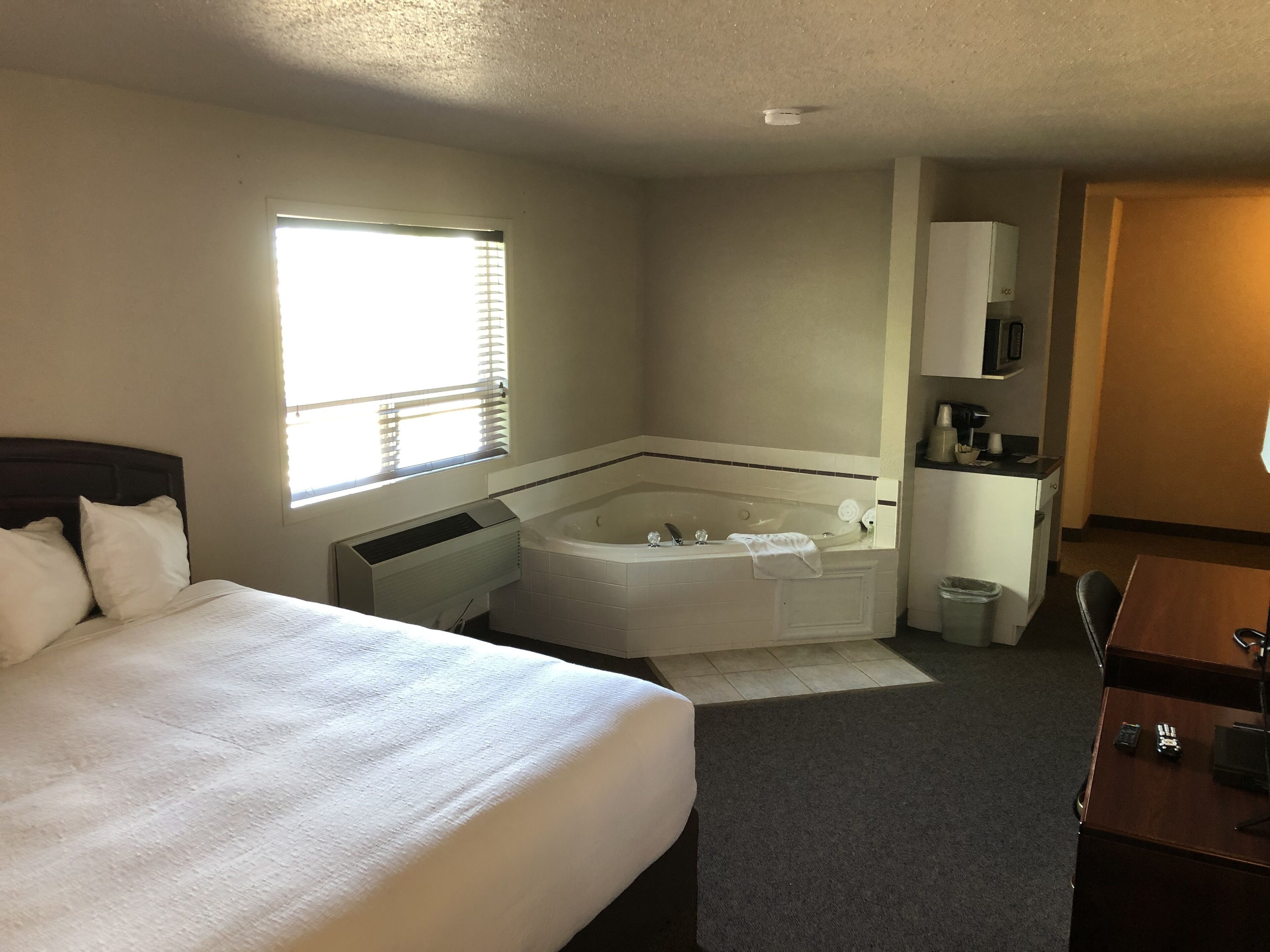 executive suite, 1 king bed, jetted tub | premium bedding, desk, iron/ironing board, free wifi