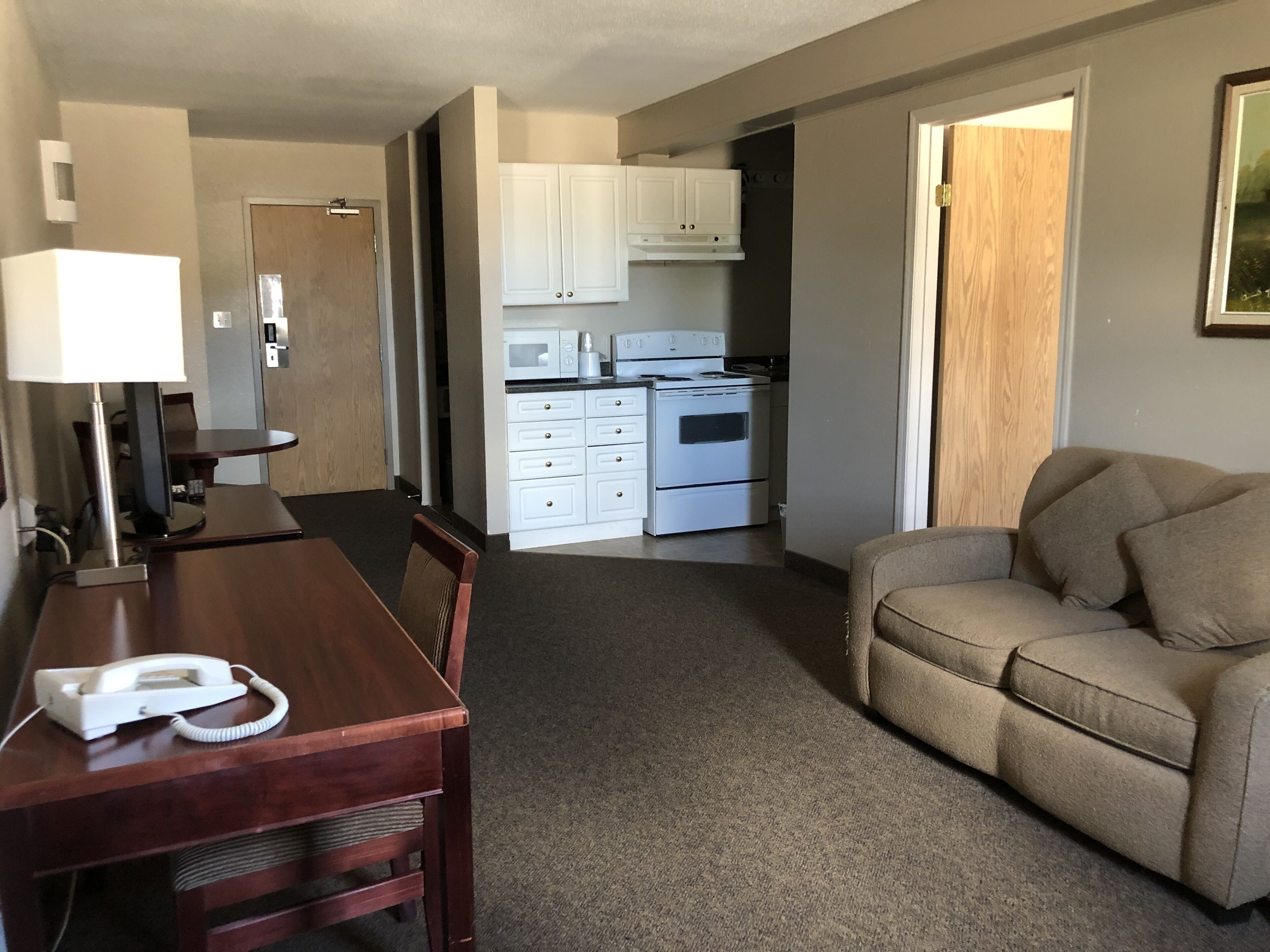 room, 1 queen bed | living area | flat-screen tv