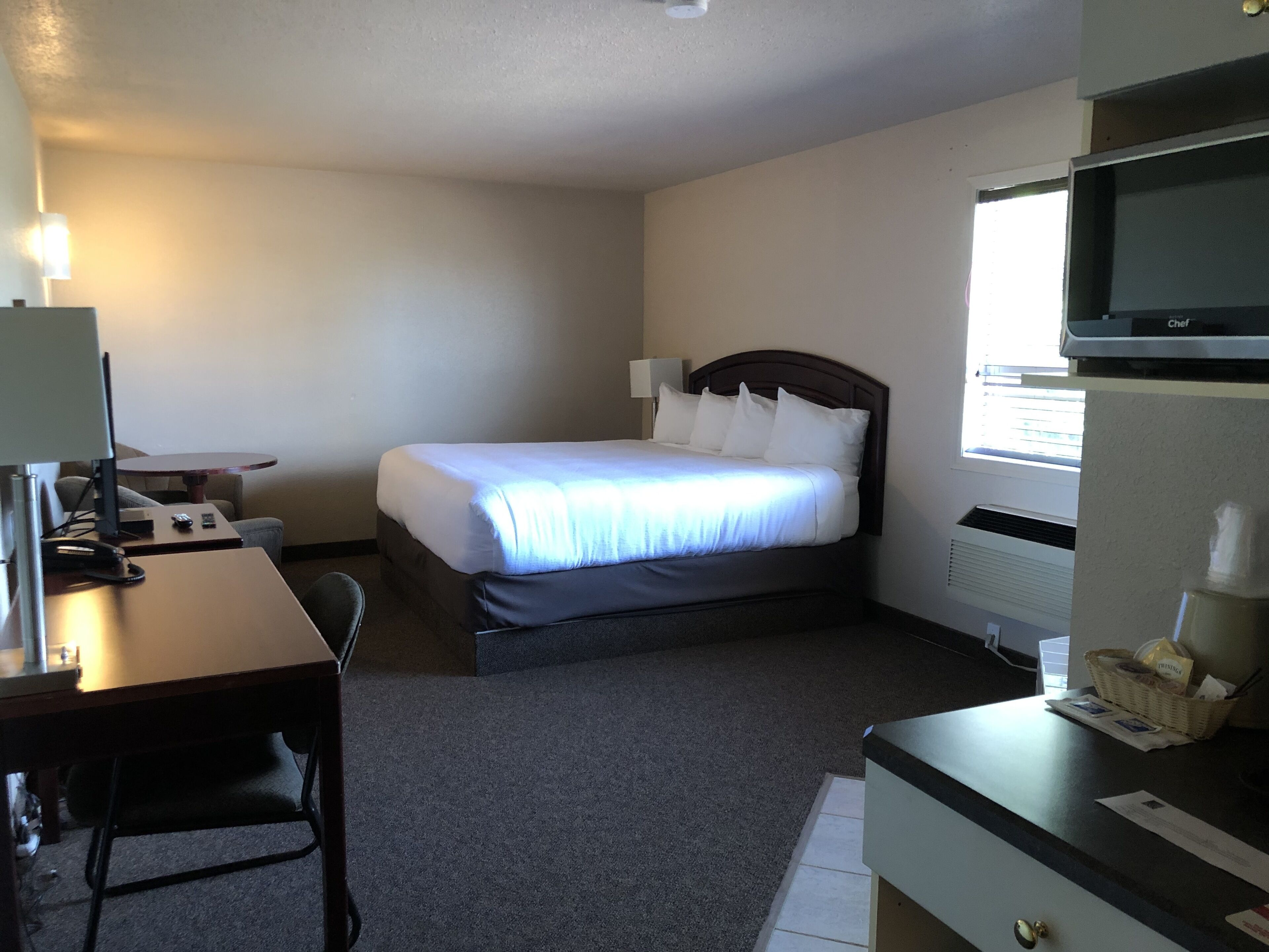 executive suite, 1 king bed, jetted tub | premium bedding, desk, iron/ironing board, free wifi