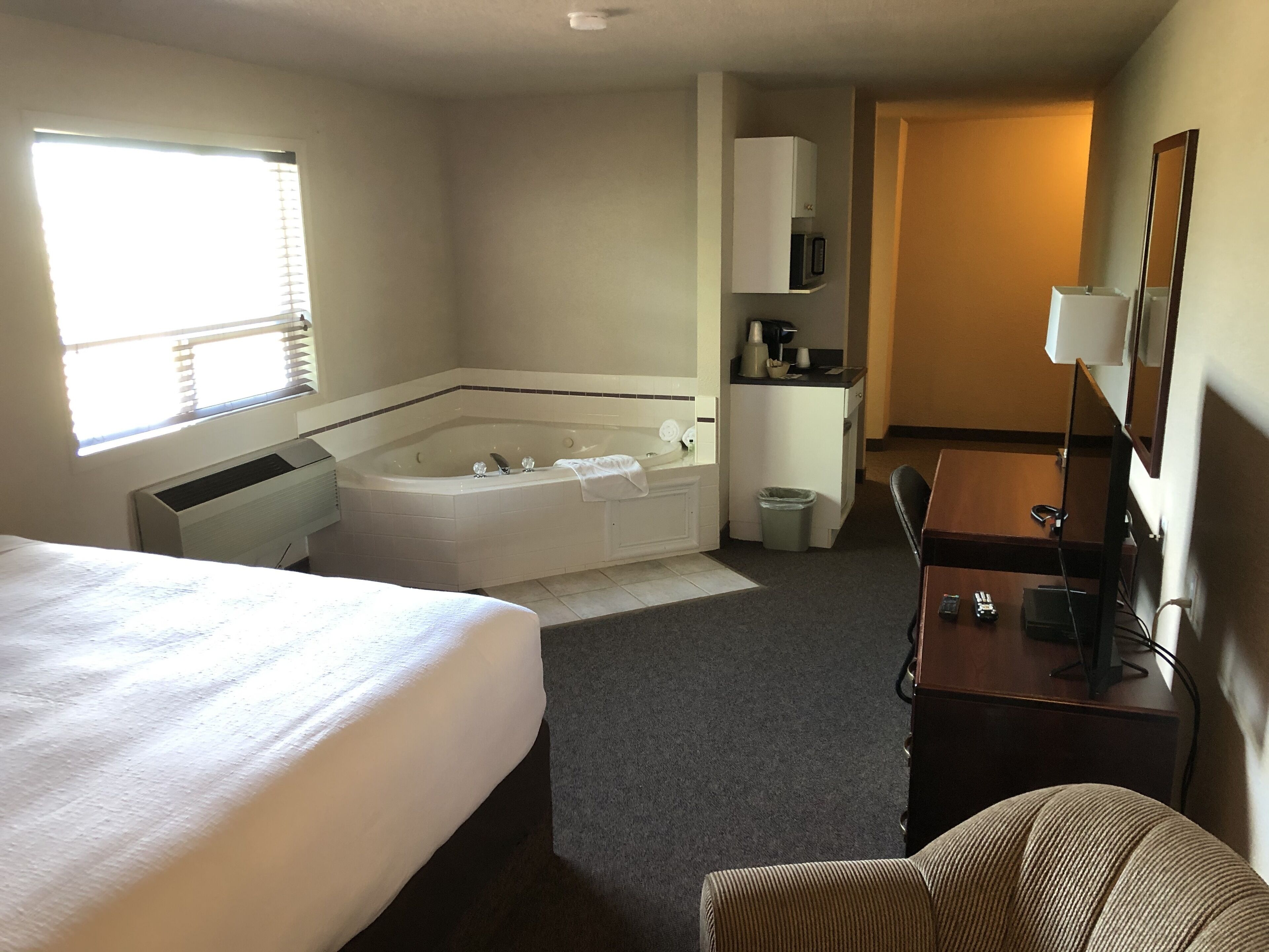 executive suite, 1 king bed, jetted tub | jetted bathtub