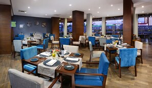 2 restaurantes, se sirven desayunos, comidas, cenas y cocina local