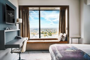 Minibar, in-room safe, desk, laptop workspace - Crowne Plaza Christchurch by IHG (Christchurch)