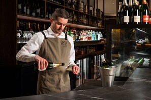 Bar (on property) - Crowne Plaza Christchurch by IHG (Christchurch)