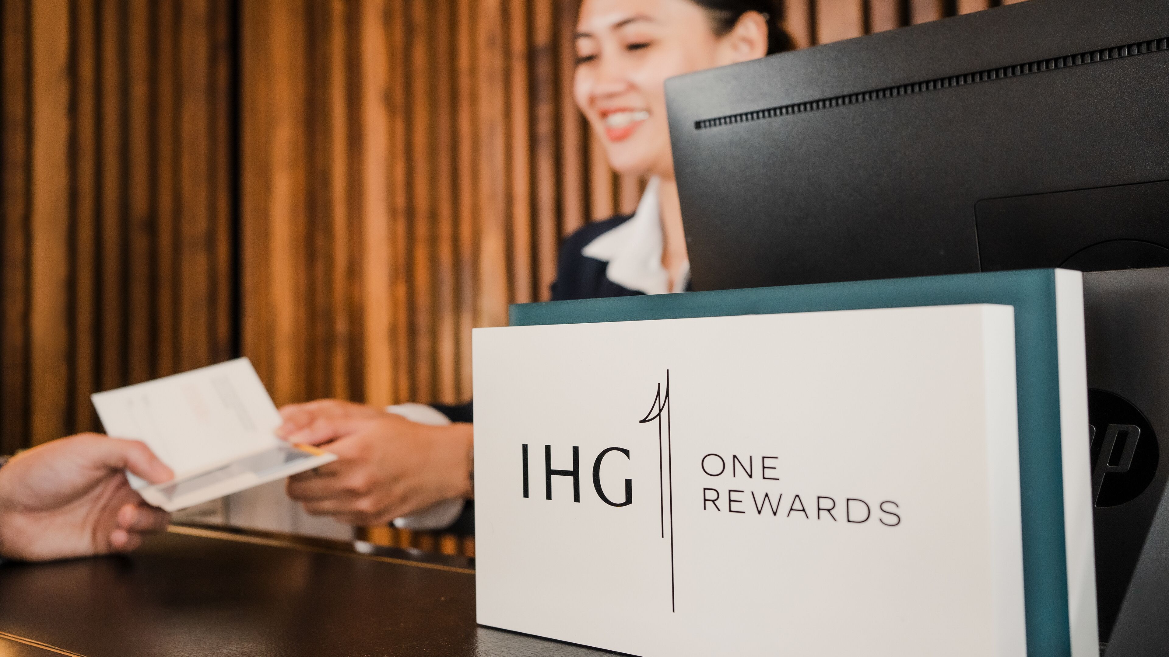 Un mostrador de recepción con un cartel que dice "IHG ONE REWARDS".