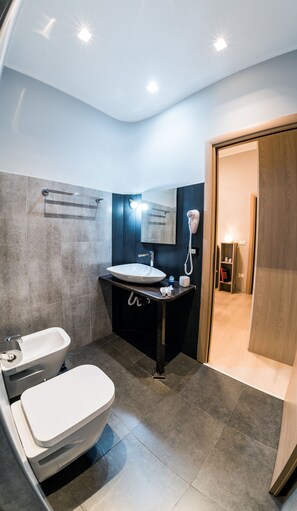 Familienzimmer, 2 Schlafzimmer, mit Bad | Badezimmer | Dusche, Haartrockner, Bidet, Handtücher