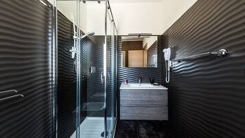 Dusche, Haartrockner, Bidet, Handtücher