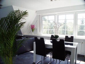 Premium Apartment, 1 Bedroom, Non Smoking, Garden View | In-room dining - La Domus Premium (Lotte)