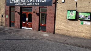 Un immeuble sur lequel on peut lire l’inscription suivante : « LYMEDALE SUITES APARTHOTEL GRILL BAR ».