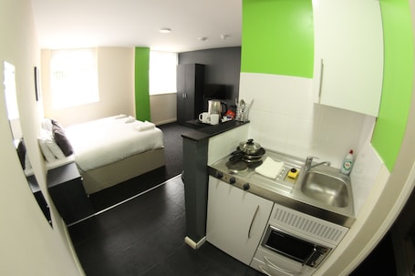 1 habitación, escritorio, tabla de planchar con plancha y wifi gratis