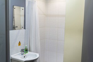 Habitació doble econòmica, cuina | Bany | Dutxa, articles de tocador gratuïts, assecador de cabells i tovalloles 