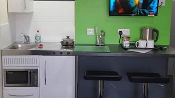 Geladeira, micro-ondas, cooktop, chaleira elétrica