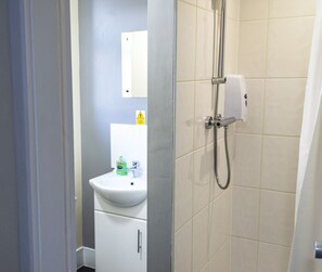 Dusj, toalettartikler (inkludert), hårføner og håndklær