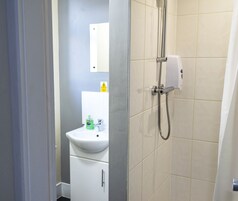 Dusch, gratis toalettartiklar, hårtork och handdukar