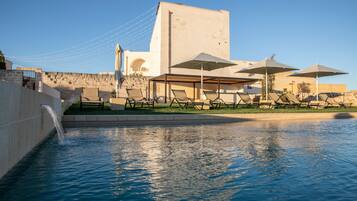 Kolam renang terbuka bermusim, payung kolam, kerusi lepak pantai