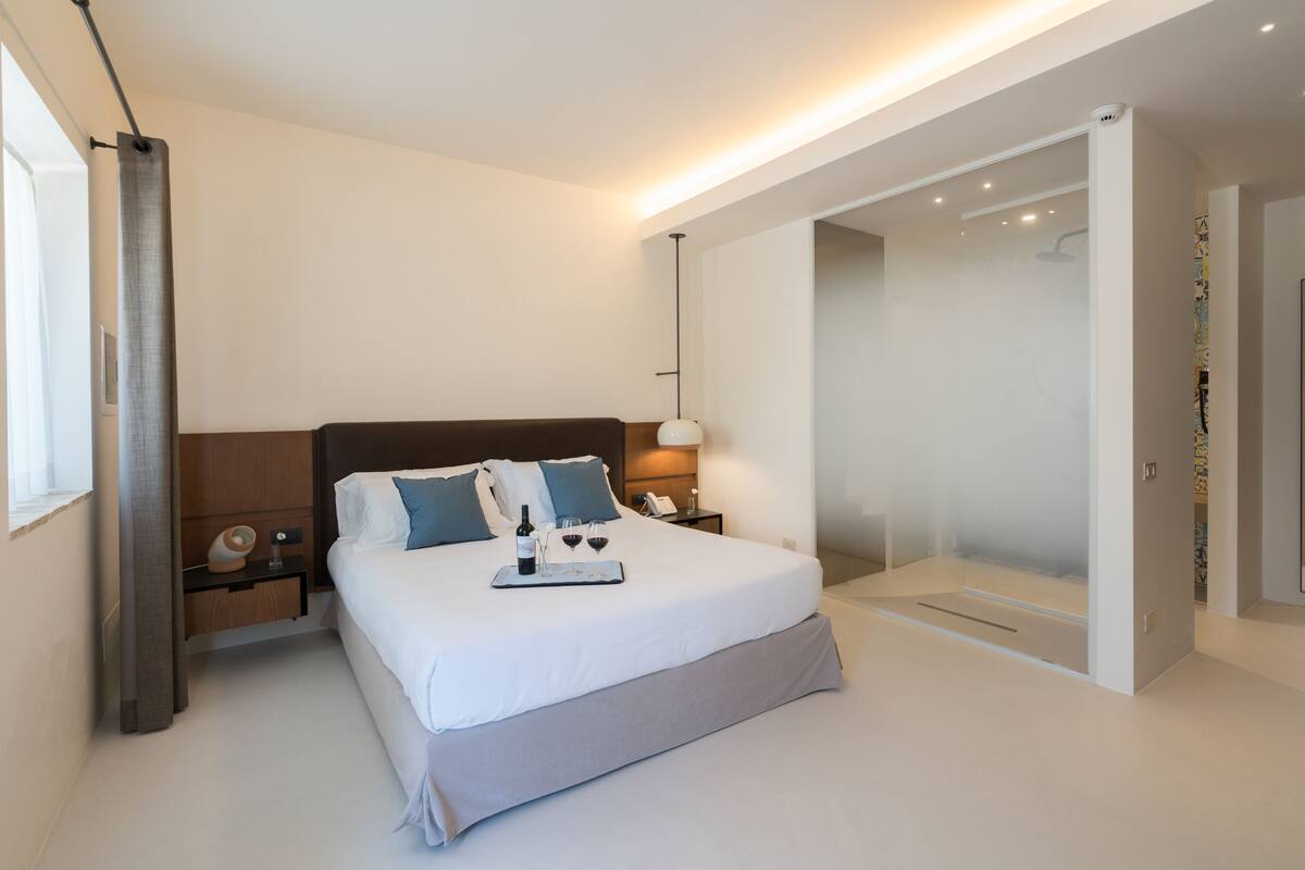 ห้องดีลักซ์ดับเบิลหรือทวิน, ชั้นล่าง | เครื่องนอนระดับพรีเมียม, มินิบาร์, ตู้นิรภัยในห้องพัก, โต๊ะทำงาน