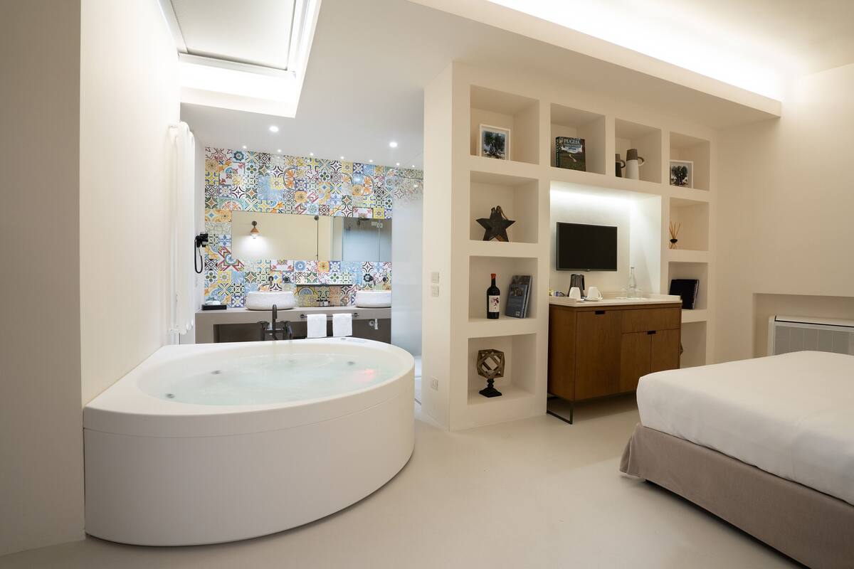 ห้องดีลักซ์สวีท, อ่างน้ำร้อน, ชั้นล่าง | เครื่องนอนระดับพรีเ มียม, มินิบาร์, ตู้นิรภัยในห้องพัก, โต๊ะทำงาน