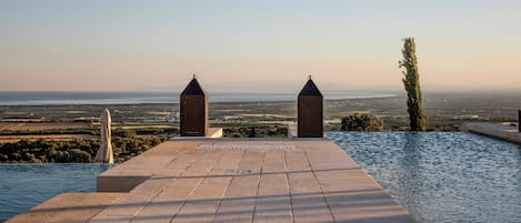 Kauden mukainen ulkouima-allas avoinna 10.00–18.00, aurinkovarjoja