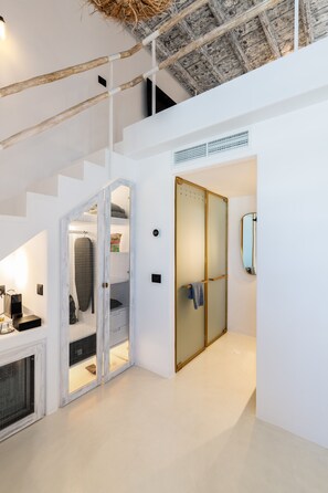 Roupas de cama premium, frigobar, cofres nos quartos