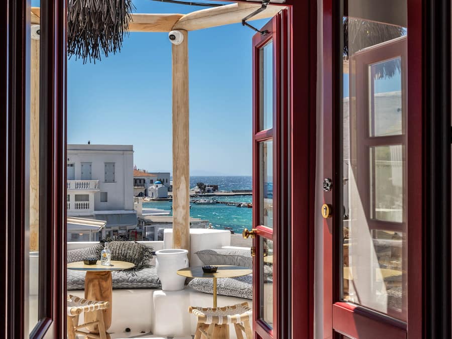 2 bars/lounges