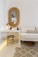 高档床上用品、迷你吧、客房内保险箱、特色装修