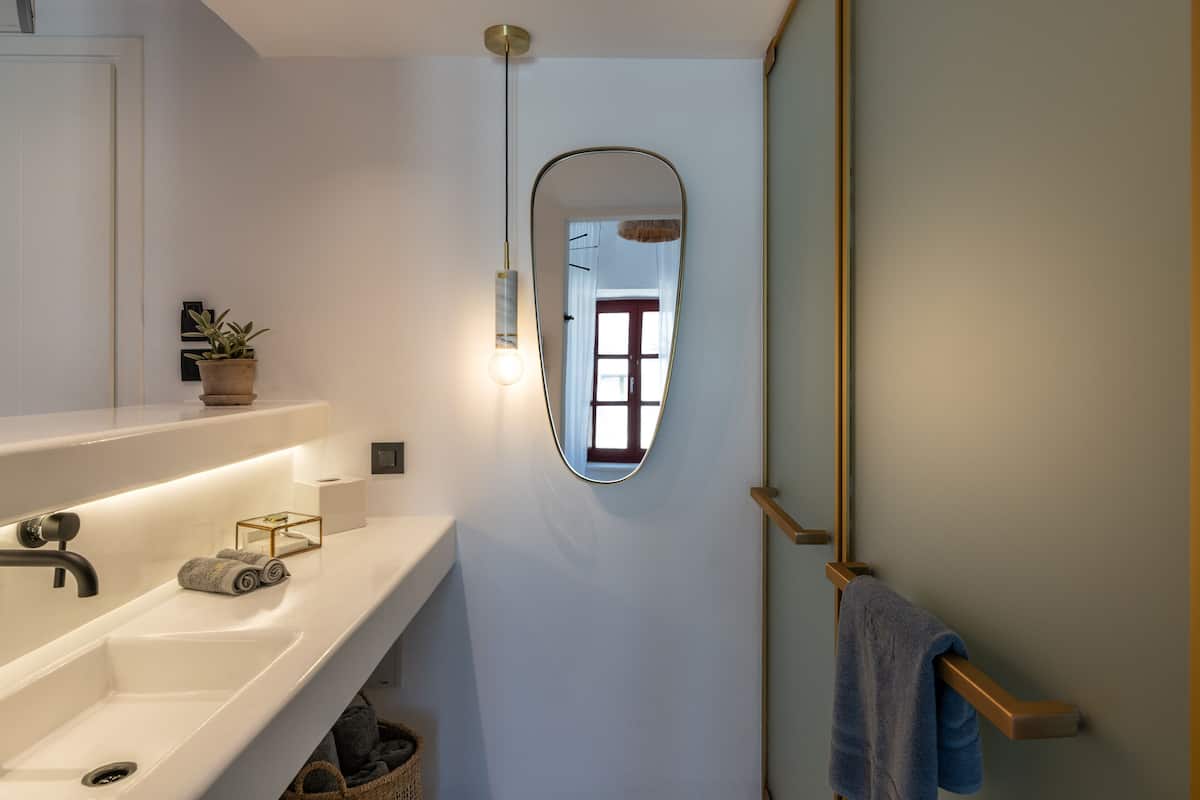 Roupas de cama premium, frigobar, cofres nos quartos