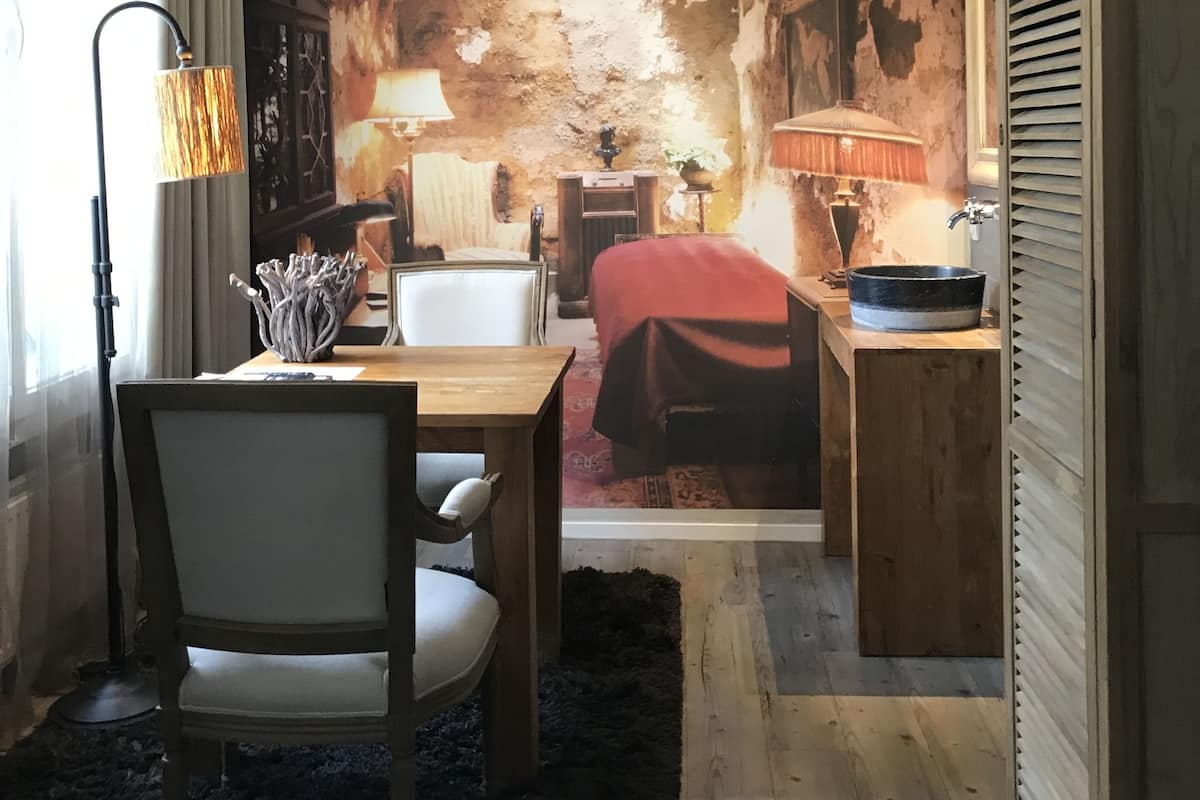 Minibar, lydisolert, strykejern/-brett og barnesenger