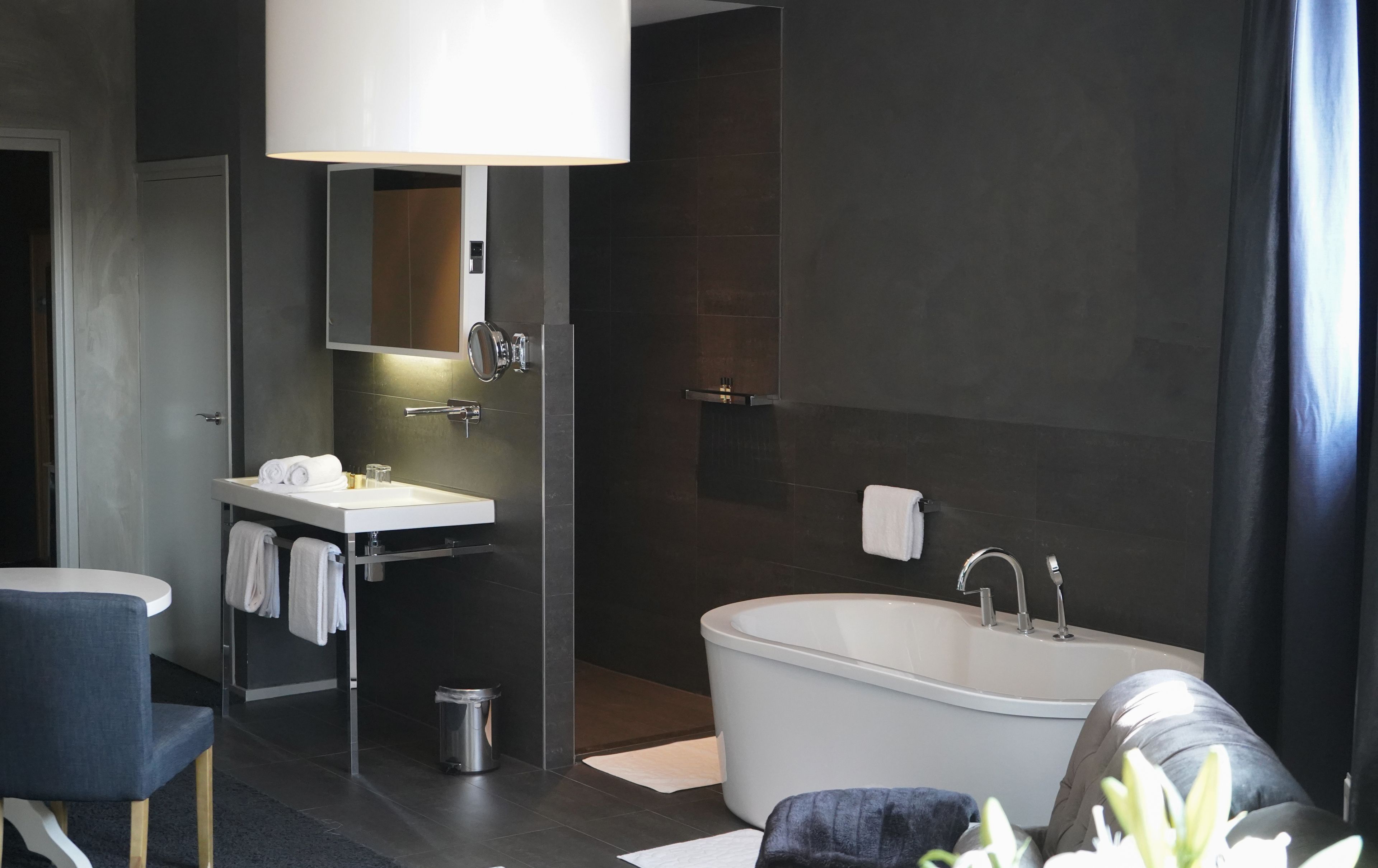 suite (celblok) | bathroom | shower, free toiletries, hair dryer, towels