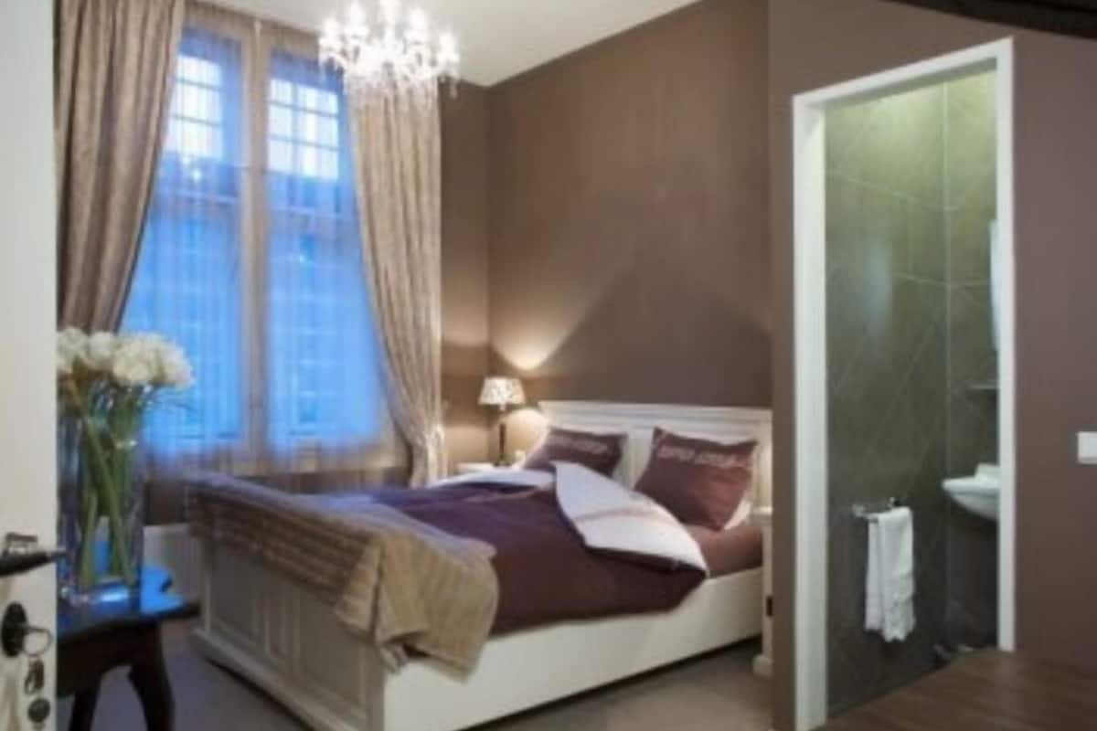 Double Room, Shared Toilet (Portier) | Minibar, lydisolert, strykejern/-brett og barnesenger