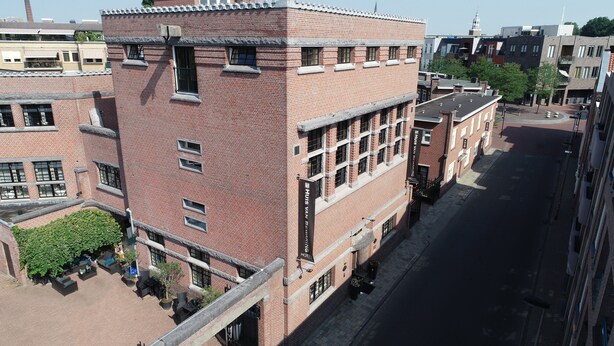 A multi-story brick building with a sign for Huis Van Bemarring Hotel. - Hotel Huis van Bewaring (Almelo)