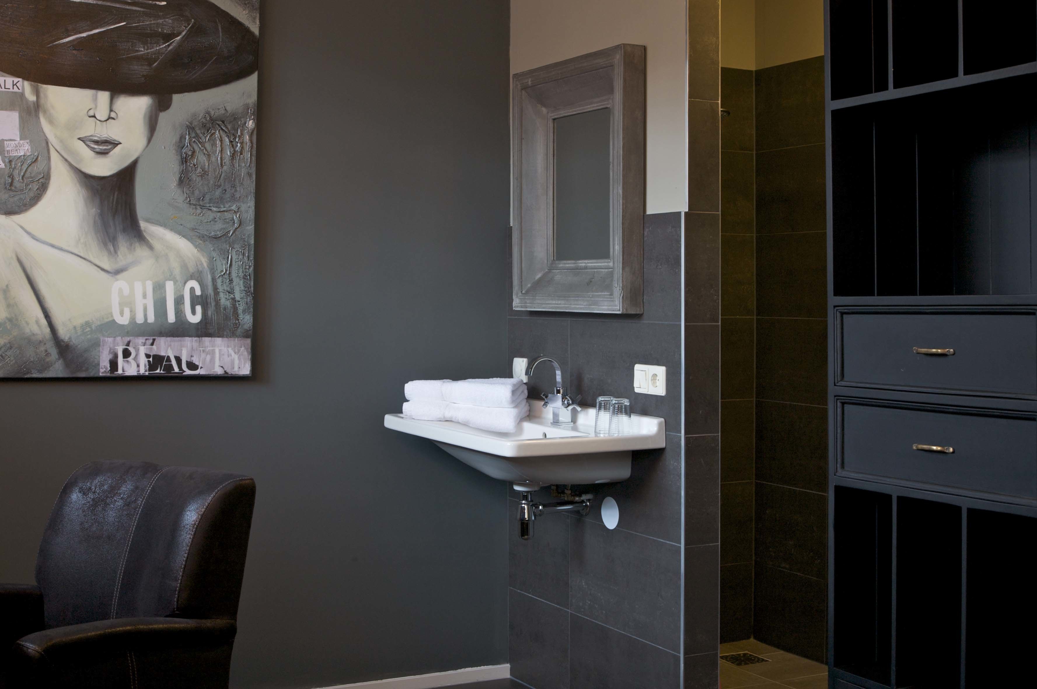 exclusive double or twin room, 1 large single bed, non smoking | bathroom | shower, free toiletries, hair dryer, towels