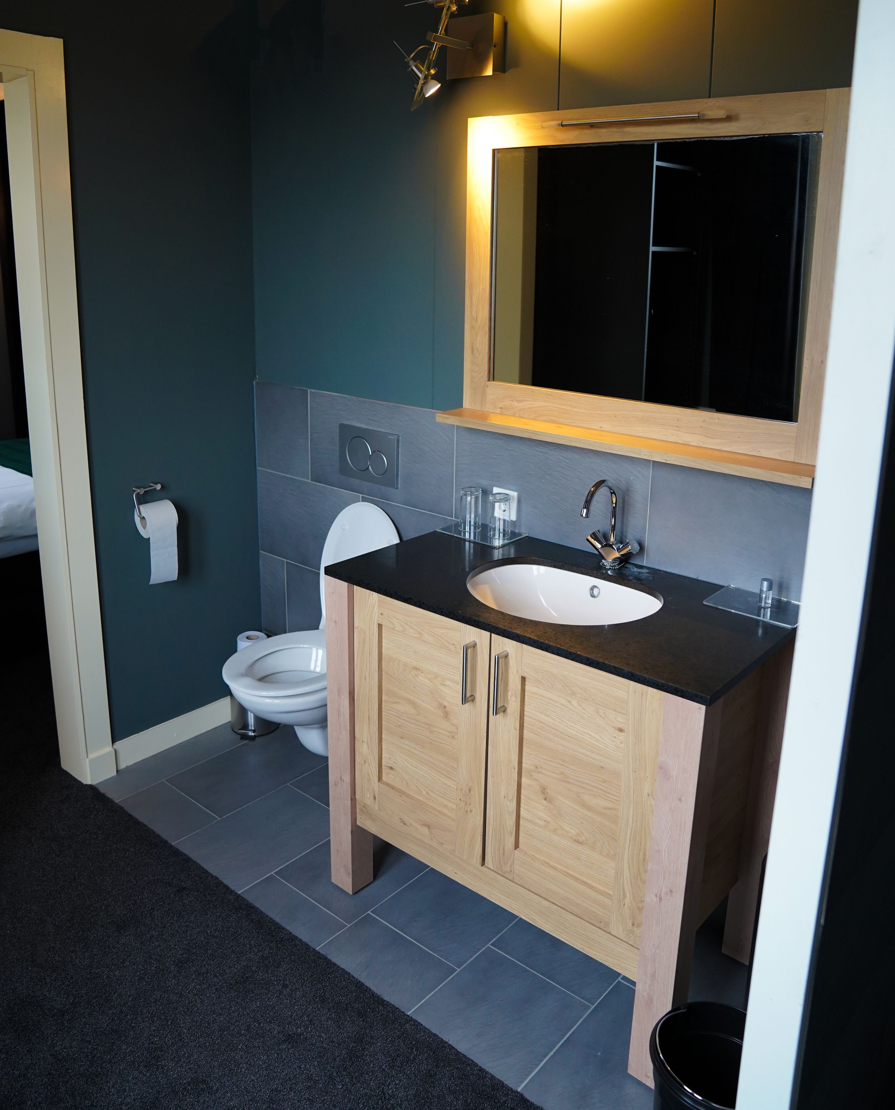 standard double room | bathroom | shower, free toiletries, hair dryer, towels