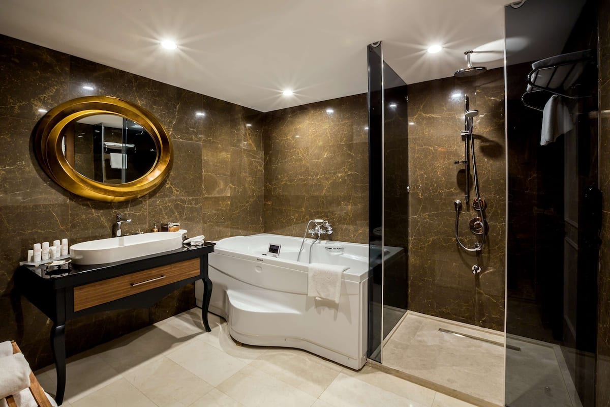 presidential suite, 3 bedrooms | premium bedding, minibar, in-room safe, desk