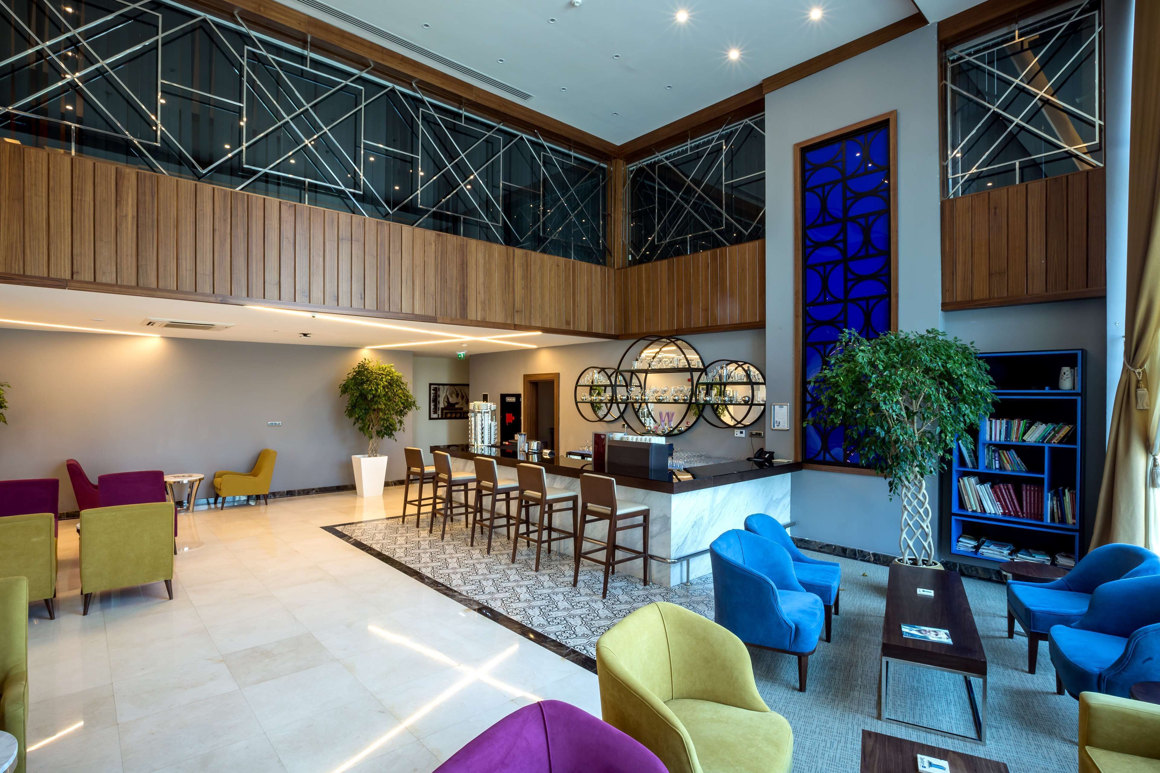 供应午餐和晚餐，国际美食