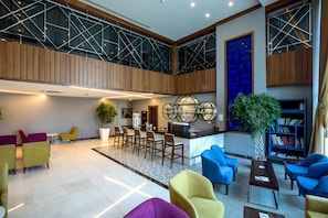 Lunch and dinner served, international cuisine