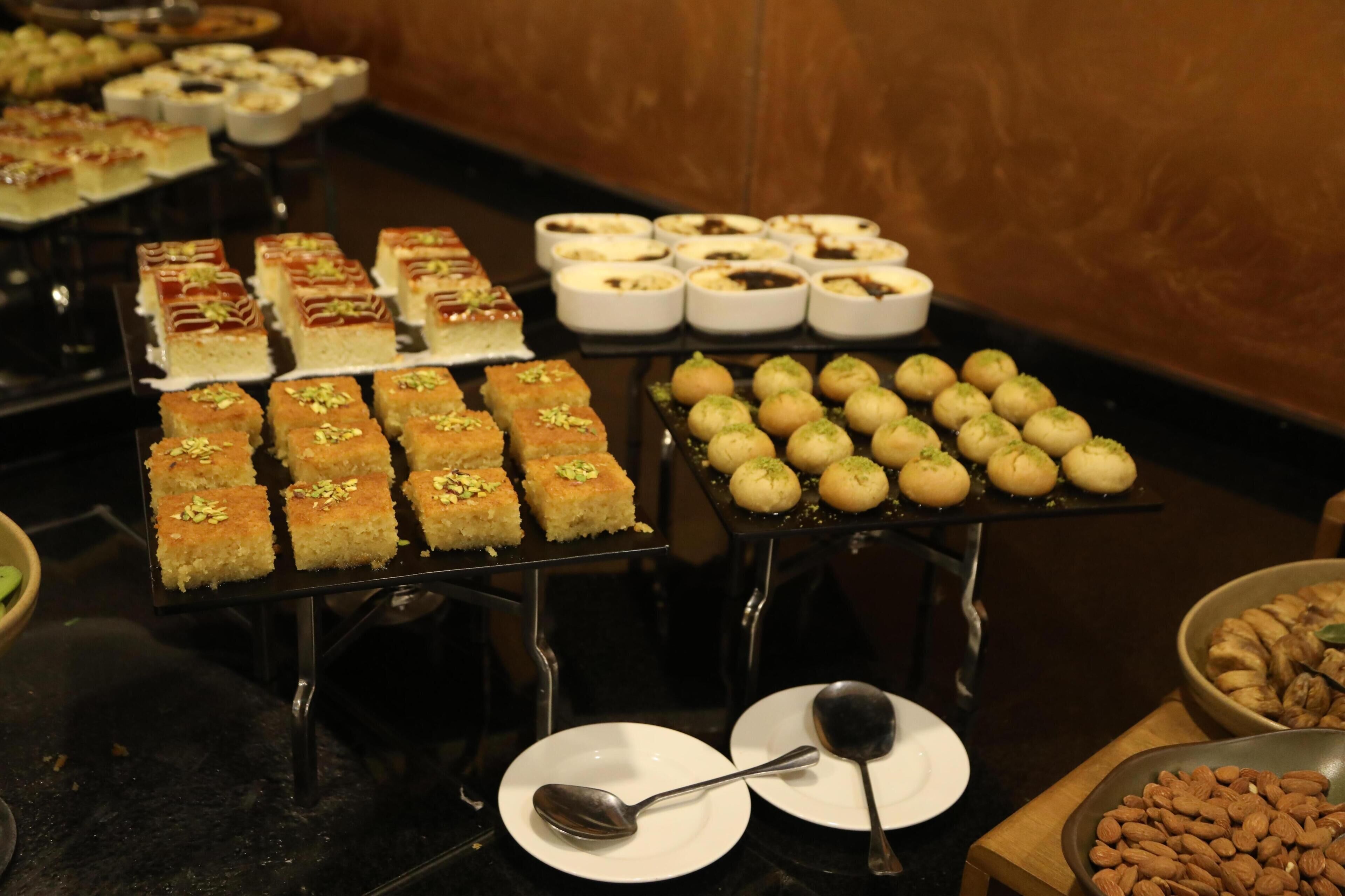 Ein Buffet mit verschiedenen Desserts und Nüssen.