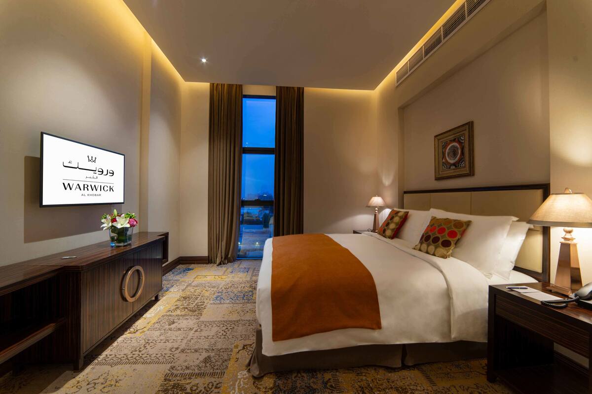 Hypo-allergenic bedding, minibar, in-room safe, desk