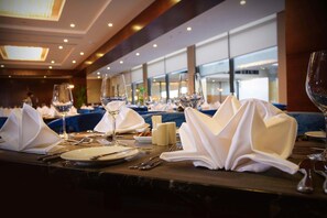 3 restaurants; breakfast, lunch, dinner and brunch served  - Warwick Al Khobar (Al Khobar)