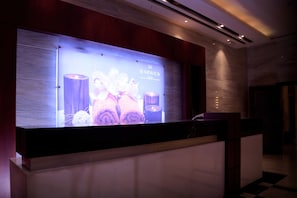 Sauna, hot tub, steam room, Turkish bath/hammam, body treatments