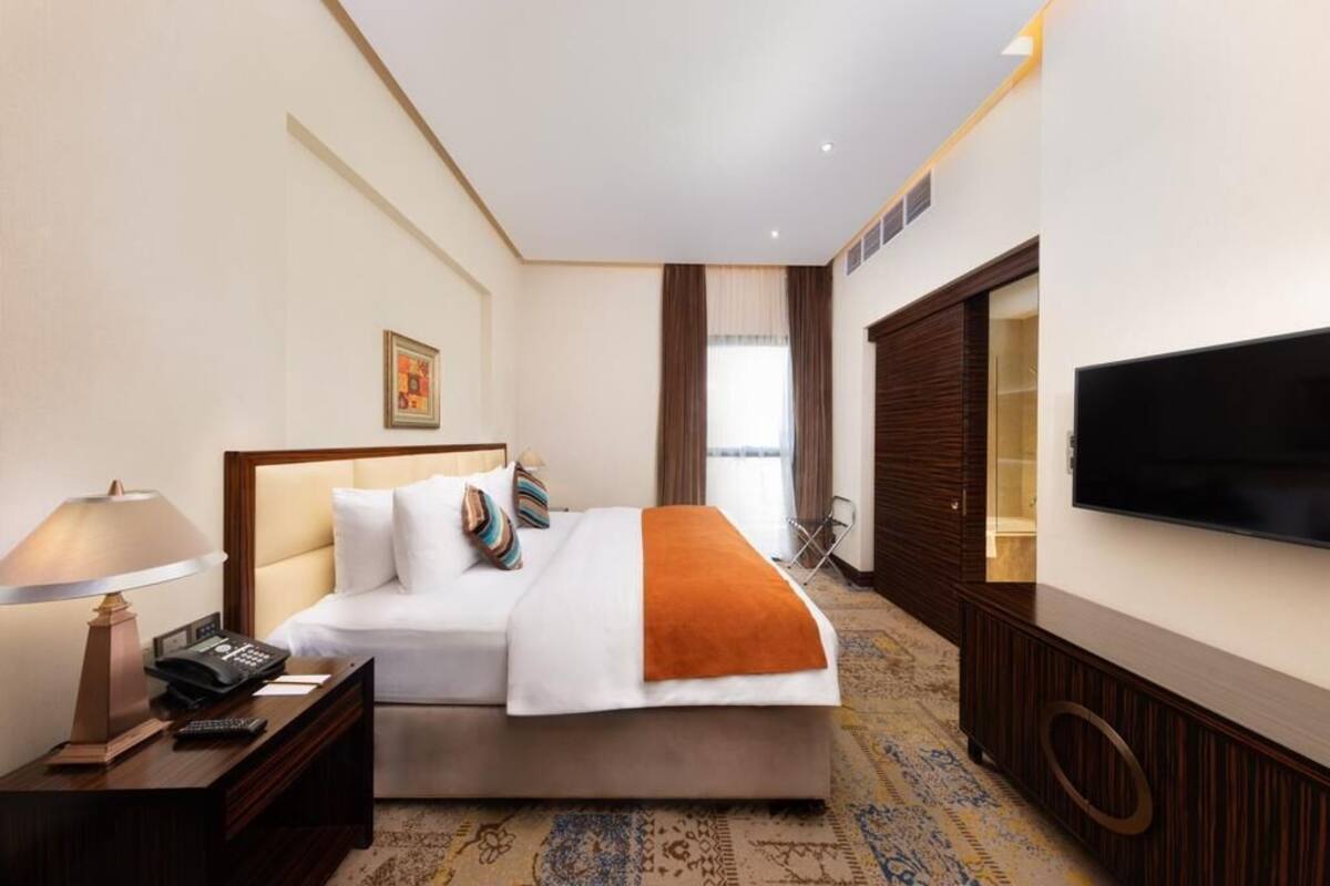 Hypo-allergenic bedding, minibar, in-room safe, desk