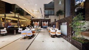 3 restaurants; breakfast, lunch, dinner, and brunch served - Warwick Al Khobar (Al Khobar)